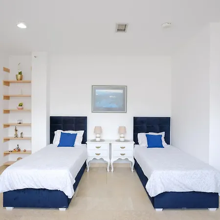 Primus Apartment *